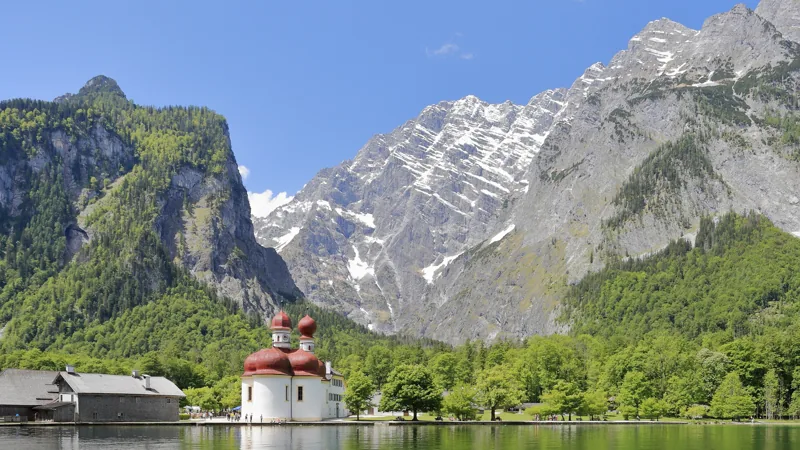 Königssee mit St. Bartholomä und Alpen