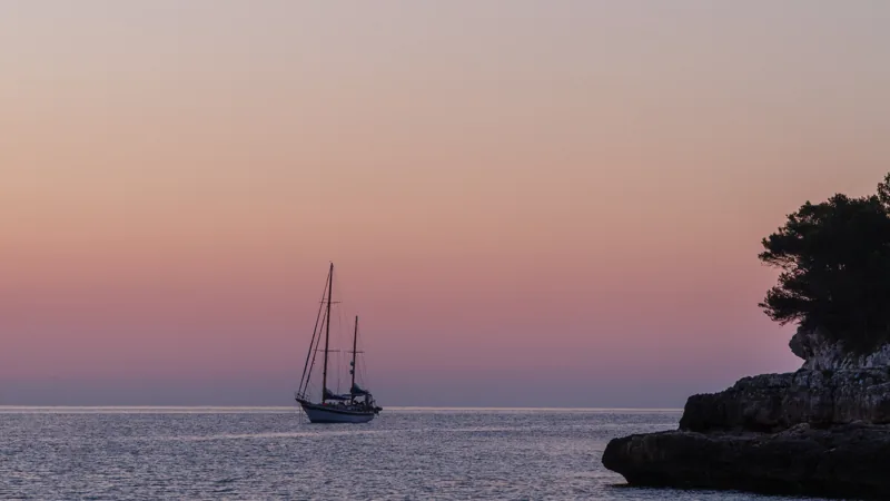 Segelboot vor einer Bucht auf Mallorca